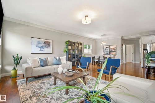 9844 75 Avenue Nw, Edmonton, AB - Indoor Photo Showing Living Room