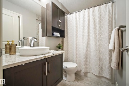 9844 75 Avenue Nw, Edmonton, AB - Indoor Photo Showing Bathroom