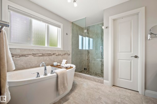 9844 75 Avenue Nw, Edmonton, AB - Indoor Photo Showing Bathroom