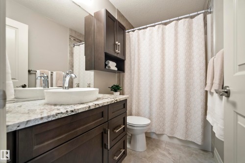 9844 75 Avenue Nw, Edmonton, AB - Indoor Photo Showing Bathroom