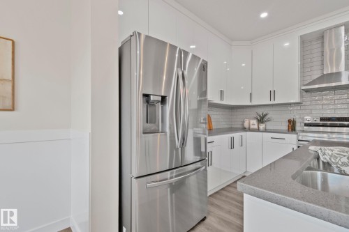 579 Kleins Crescent, Leduc, AB - Indoor Photo Showing Kitchen With Upgraded Kitchen