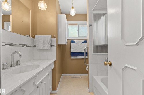 12316 135 Avenue Nw, Edmonton, AB - Indoor Photo Showing Bathroom