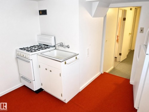 These images have been virtually decluttered to show you how this home will look once all existing furniture and personal items are removed - 11405 97 Street Nw, Edmonton, AB - Indoor