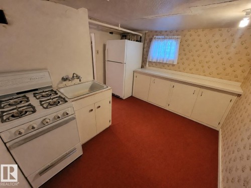 These photos are virtually decluttered to illustrate the clean, open space available to you once the current items are removed - 11405 97 Street Nw, Edmonton, AB - Indoor