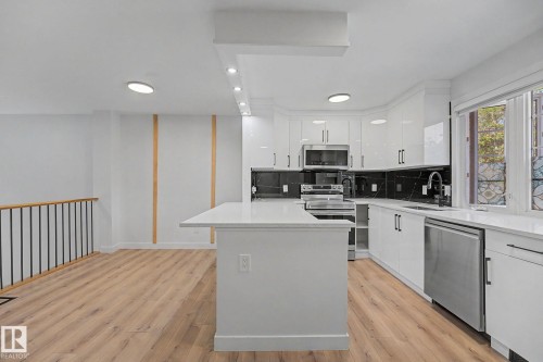 17084 67 Avenue Nw, Edmonton, AB - Indoor Photo Showing Kitchen