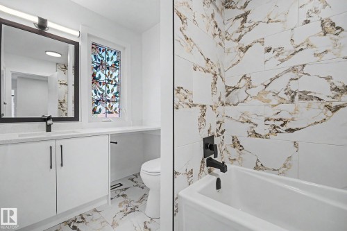17084 67 Avenue Nw, Edmonton, AB - Indoor Photo Showing Bathroom