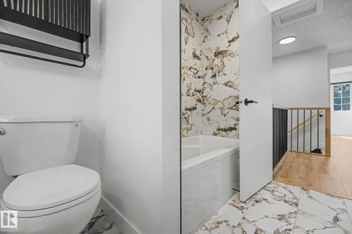 17084 67 Avenue Nw, Edmonton, AB - Indoor Photo Showing Bathroom