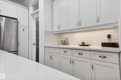 21147 48 Avenue, Edmonton, AB - Indoor Photo Showing Kitchen