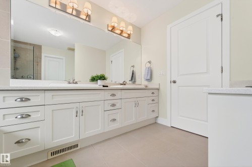 21147 48 Avenue, Edmonton, AB - Indoor Photo Showing Bathroom