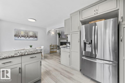 9304 128A Avenue Nw, Edmonton, AB - Indoor Photo Showing Kitchen