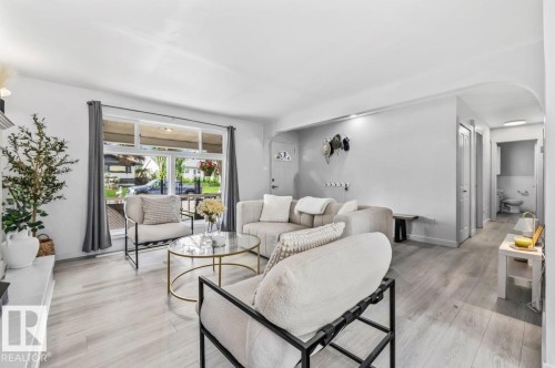 9304 128A Avenue Nw, Edmonton, AB - Indoor Photo Showing Living Room