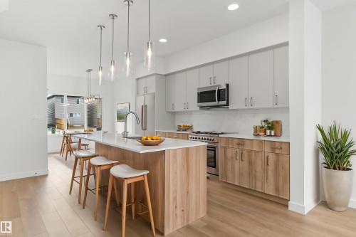 107 Sereno Lane, Fort Saskatchewan, AB - Indoor Photo Showing Kitchen With Upgraded Kitchen