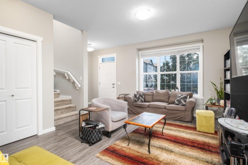 2627 Maple Way Nw, Edmonton, AB - Indoor Photo Showing Living Room