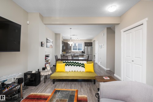 2627 Maple Way Nw, Edmonton, AB - Indoor Photo Showing Living Room