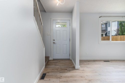 5 Mcleod Place Nw, Edmonton, AB - Indoor Photo Showing Other Room