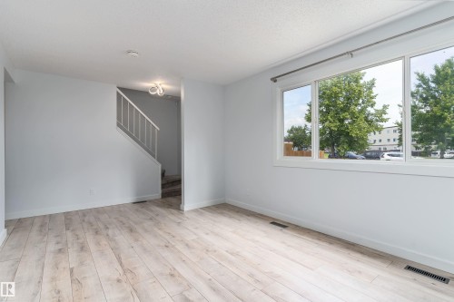 5 Mcleod Place Nw, Edmonton, AB - Indoor Photo Showing Other Room
