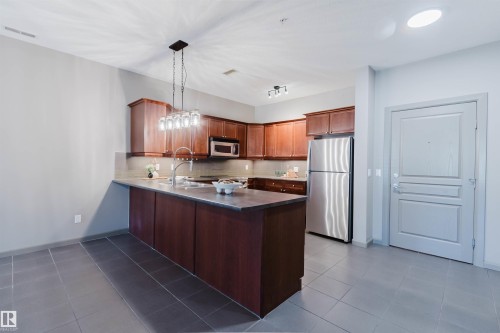 #106 160 Magrath Rd Nw, Edmonton, AB - Indoor Photo Showing Kitchen