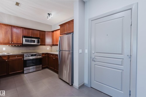 #106 160 Magrath Rd Nw, Edmonton, AB - Indoor Photo Showing Kitchen