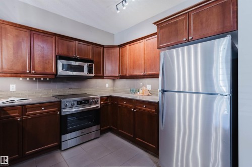 #106 160 Magrath Rd Nw, Edmonton, AB - Indoor Photo Showing Kitchen
