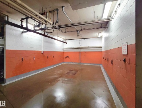 #106 160 Magrath Rd Nw, Edmonton, AB - Indoor Photo Showing Garage