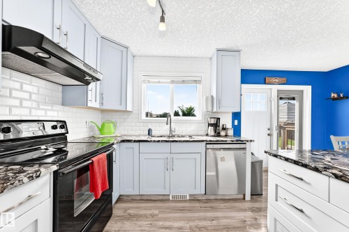 108 Houle Drive, Morinville, AB - Indoor Photo Showing Kitchen With Upgraded Kitchen