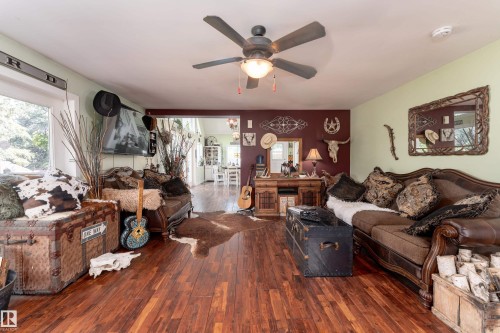 130 Lakeshore Drive, Rural Lac Ste. Anne County, AB - Indoor Photo Showing Living Room