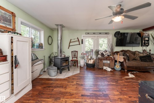 130 Lakeshore Drive, Rural Lac Ste. Anne County, AB - Indoor Photo Showing Living Room