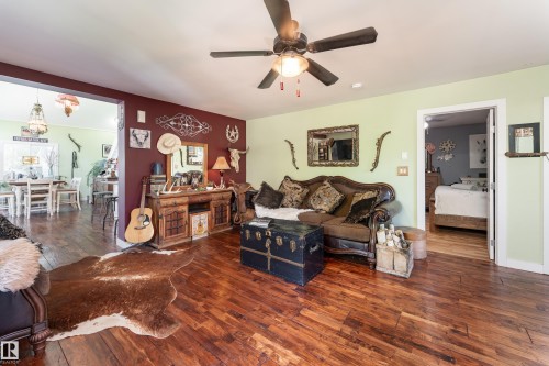 130 Lakeshore Drive, Rural Lac Ste. Anne County, AB - Indoor Photo Showing Living Room