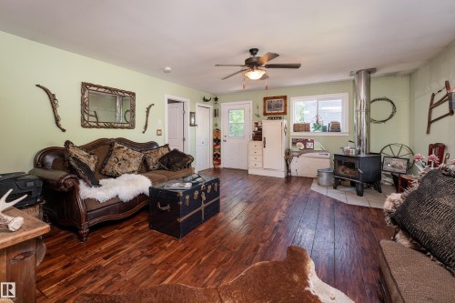130 Lakeshore Drive, Rural Lac Ste. Anne County, AB - Indoor Photo Showing Living Room