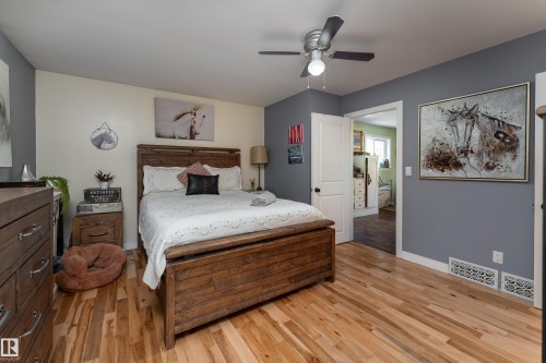 130 Lakeshore Drive, Rural Lac Ste. Anne County, AB - Indoor Photo Showing Bedroom