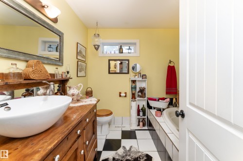 130 Lakeshore Drive, Rural Lac Ste. Anne County, AB - Indoor Photo Showing Bathroom