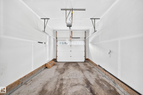 #4 905 172 St Sw, Edmonton, AB - Indoor Photo Showing Garage