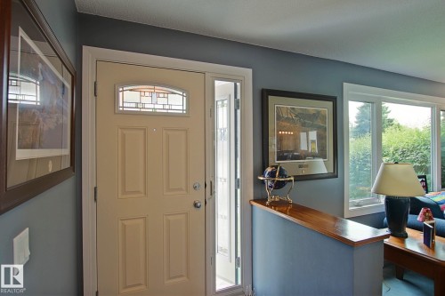 Recessed panel entry door with an arched decorative glass insert and a sidelight - 3536 104 Street Nw, Edmonton, AB - Indoor