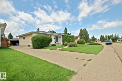 Single-story residence featuring a cream exterior with white trim - 3536 104 Street Nw, Edmonton, AB - Outdoor