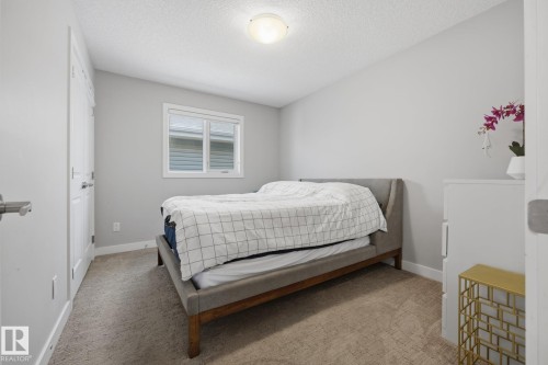 Carpeted room featuring a single window, white trim, and a flush-mount ceiling light fixture - 3870 Robins Crescent Nw, Edmonton, AB - Indoor Photo Showing Bedroom