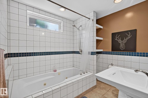 7703 134 Avenue Nw, Edmonton, AB - Indoor Photo Showing Bathroom
