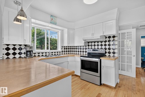 7703 134 Avenue Nw, Edmonton, AB - Indoor Photo Showing Kitchen With Double Sink