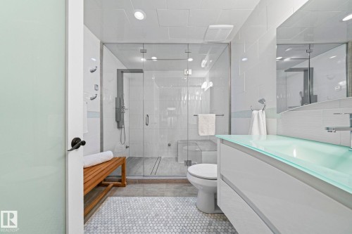 9923 89 Street, Edmonton, AB - Indoor Photo Showing Bathroom