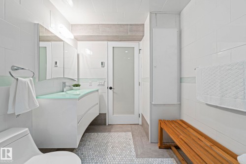 9923 89 Street, Edmonton, AB - Indoor Photo Showing Bathroom
