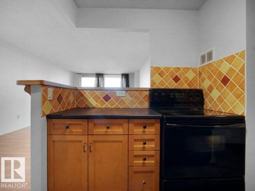 #912 13910 Stony Plain Rd Nw Nw, Edmonton, AB - Indoor Photo Showing Kitchen