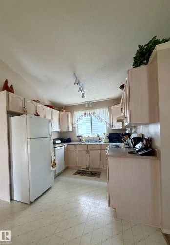 14839 47 Street Nw, Edmonton, AB - Indoor Photo Showing Kitchen