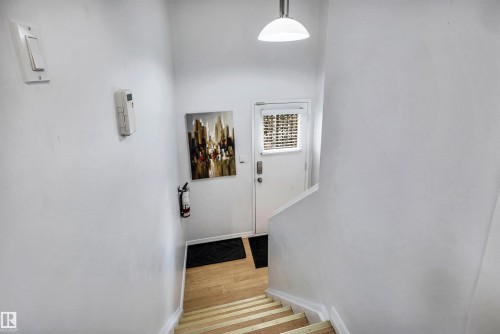 10282 87 Street Nw, Edmonton, AB - Indoor Photo Showing Other Room