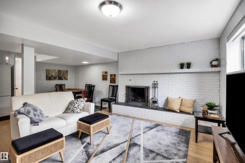 10282 87 Street Nw, Edmonton, AB - Indoor Photo Showing Living Room