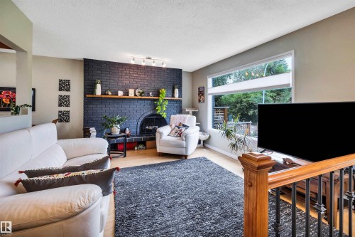 10282 87 Street Nw, Edmonton, AB - Indoor Photo Showing Living Room