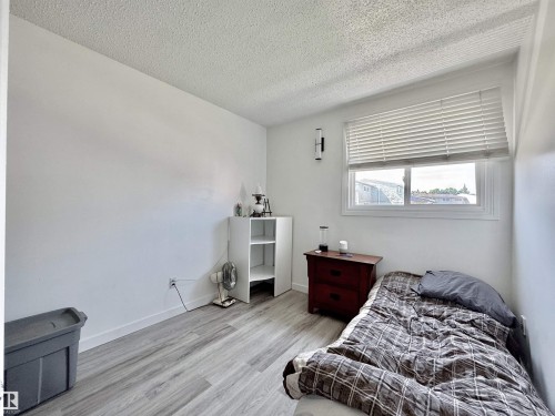 Interior room featuring wood-finish flooring and a window with blinds - #29 13580 38 St Nw, Edmonton, AB - Indoor Photo Showing Bedroom