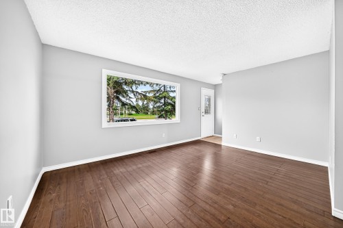 11607 137 Avenue Nw, Edmonton, AB - Indoor