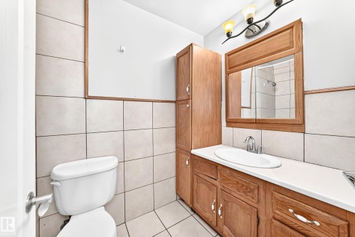 11607 137 Avenue Nw, Edmonton, AB - Indoor Photo Showing Bathroom
