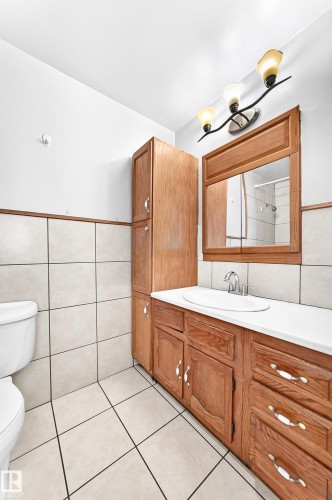 11607 137 Avenue Nw, Edmonton, AB - Indoor Photo Showing Bathroom