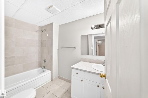 11607 137 Avenue Nw, Edmonton, AB - Indoor Photo Showing Bathroom