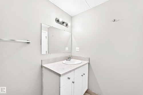 11607 137 Avenue Nw, Edmonton, AB - Indoor Photo Showing Bathroom